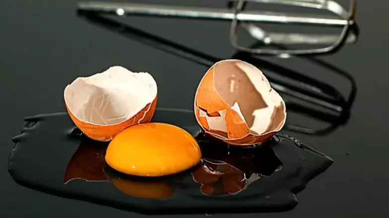 the benefits and harms of raw eggs