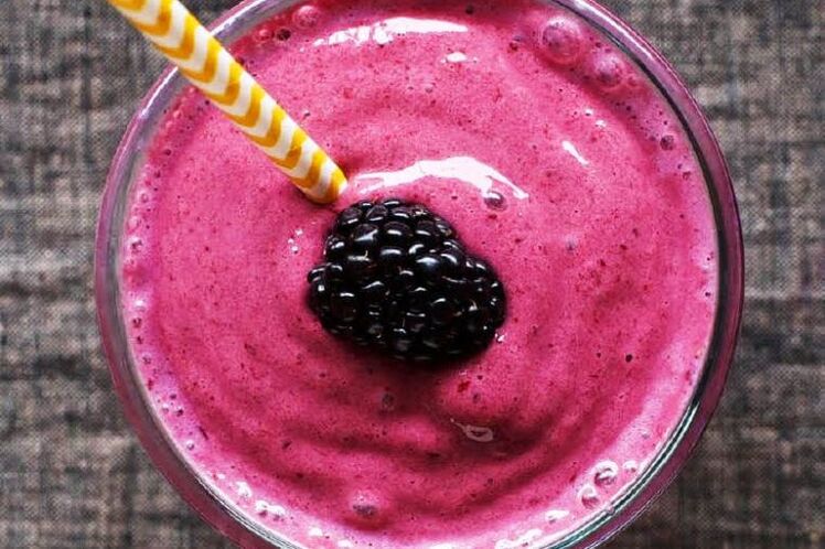 Smoothie with berries for weight loss